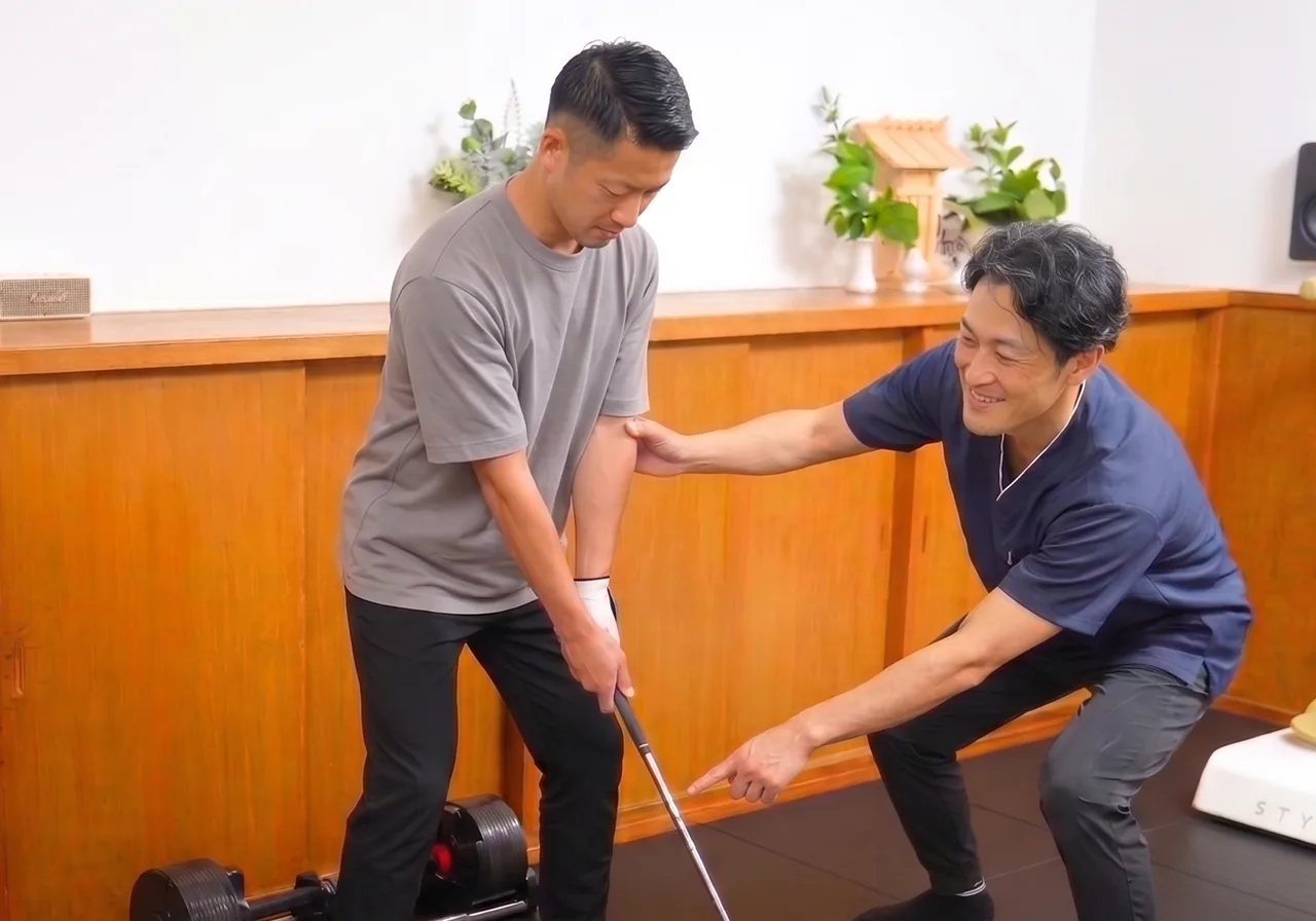 ゴルフクラブを持つ利用者にトレーナーが動作を説明している様子