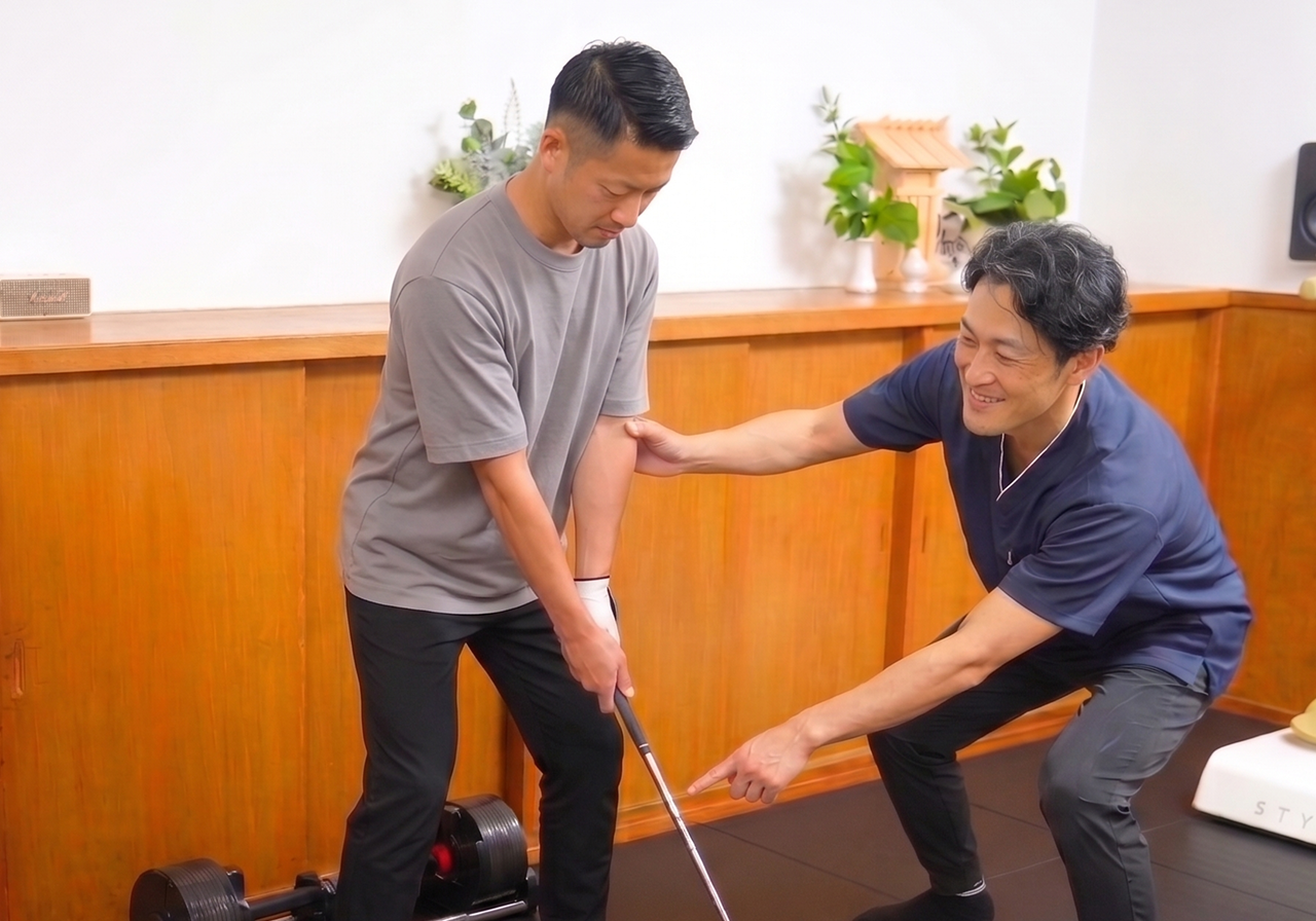 ゴルフの動きを意識したトレーニング用の器具とフォーム確認の場面